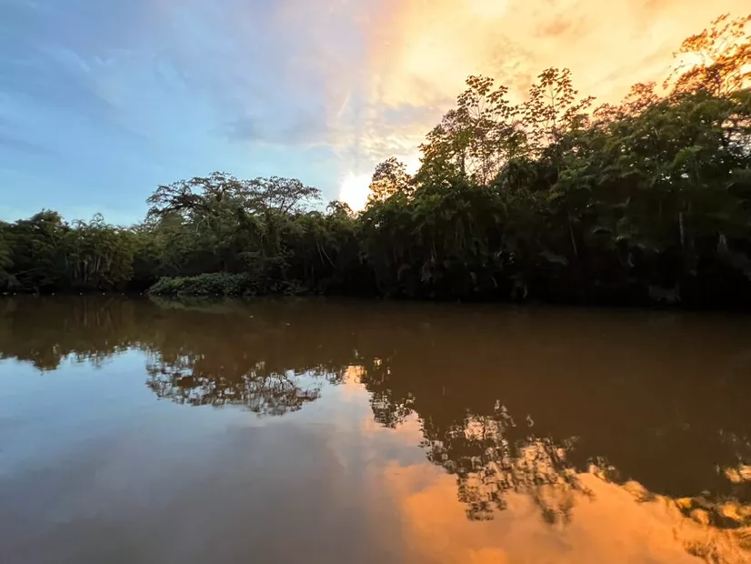 Cielo naranja reflejado en la laguna al atardecer