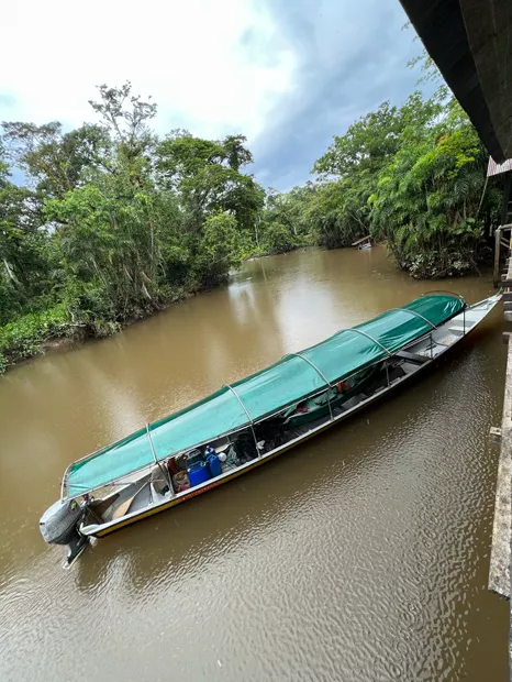 Lancha larga y cubierta amarrada sobre el Napo
