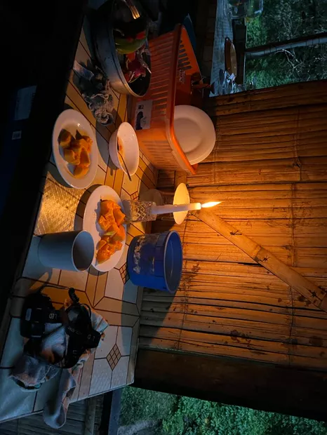 Mesa con cena a la luz de las velas en el porche de una cabaña