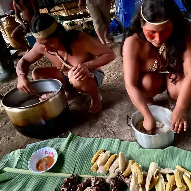 Mujeres preparando yuca y plátano a la manera tradicional