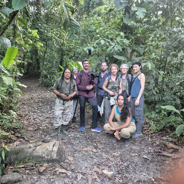 Grupo de viajeros con sus guías en un sendero de la selva