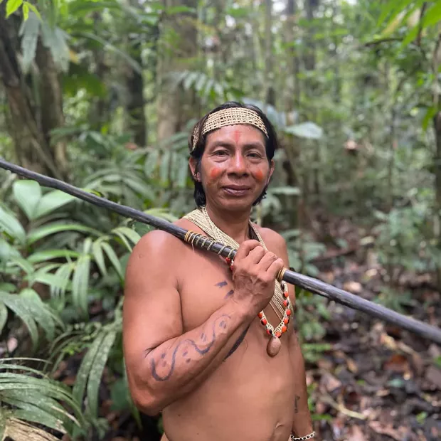 Guerrero waorani con su lanza en el bosque