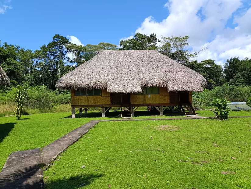 Cabañas del lodge sobre un prado bajo cielo azul